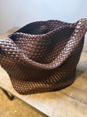 Woven Shoulder Bag in Brown